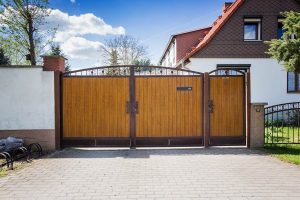 Blickdichtes Schmiedetor als die Visitenkarte Ihres Grundstücks