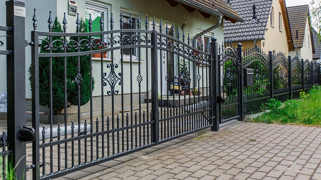 Drehflügeltor mit integrierter Tür Drehflügeltor mit integrierter Tür