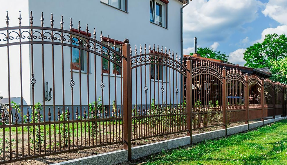 Metallzaun auf dem Betonsockel, Punktfundament oder in einer Mauer aufbauen?